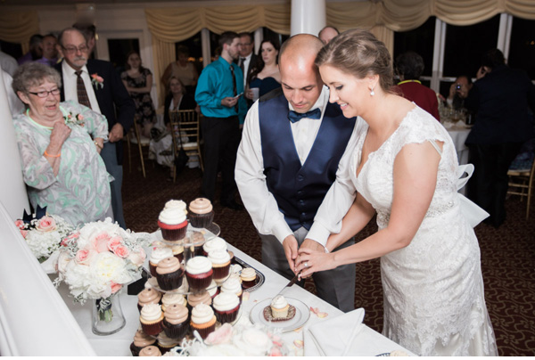 cupcakes bride & groom